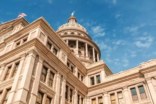 low-angle-shot-texas-capitol-building-blue-beautiful-sky-austin-city-texas